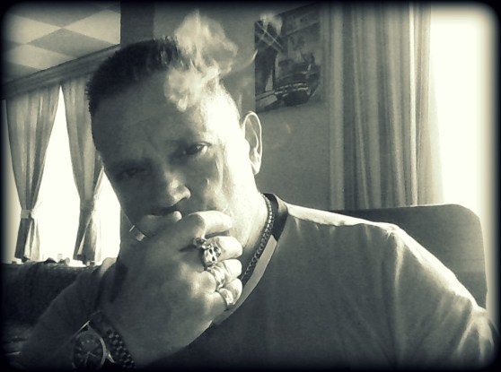 LLueve y cabello corto