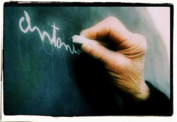 Mensaje del Rey Felipe VI e idiotez de periodistas y políticos